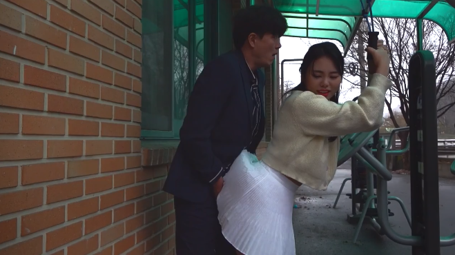 Cặp đôi thử cảm giác chơi nhau public ngoài trời Cặp đôi thử cảm giác chơi nhau public ngoài trời