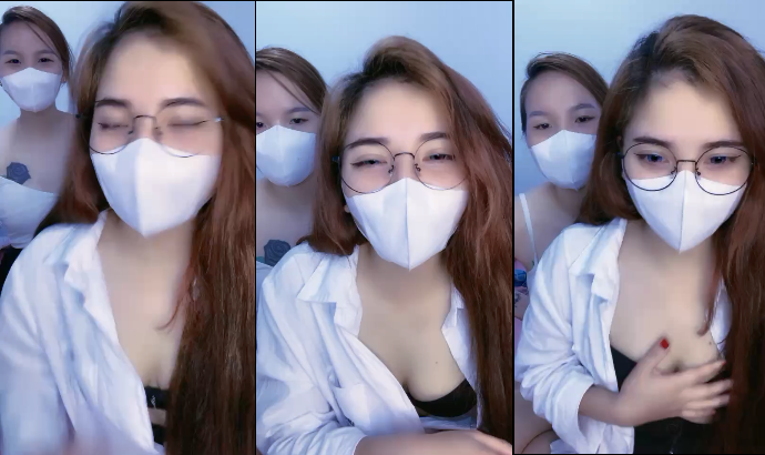 Hai em teen mới lớn livestream show hàng cực phê Part 1 Hai em teen mới lớn livestream show hàng cực phê Part 1