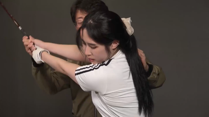 Màn hình Golf-Đổi hàng với cặp đôi phòng bên cạnh Màn hình Golf-Đổi hàng với cặp đôi phòng bên cạnh