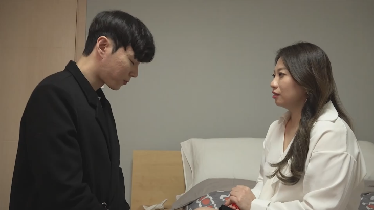 Người mẹ tội lỗi ngoại tình cùng bạn con trai Người mẹ tội lỗi ngoại tình cùng bạn con trai